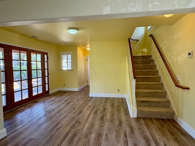 Building Photo - Single Family Home in Oak View!
