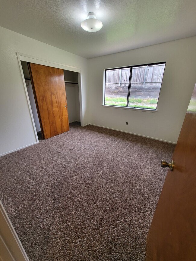 Building Photo - 1371 Crest St
