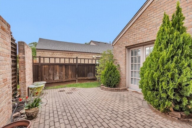 Building Photo - 11634 Southlake Dr