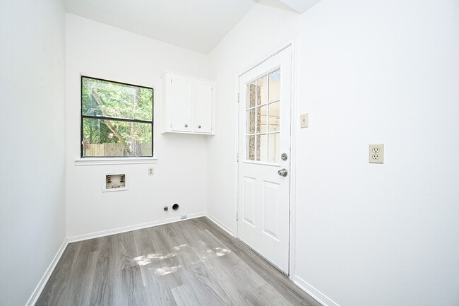 Building Photo - 31 Silent Brook Pl