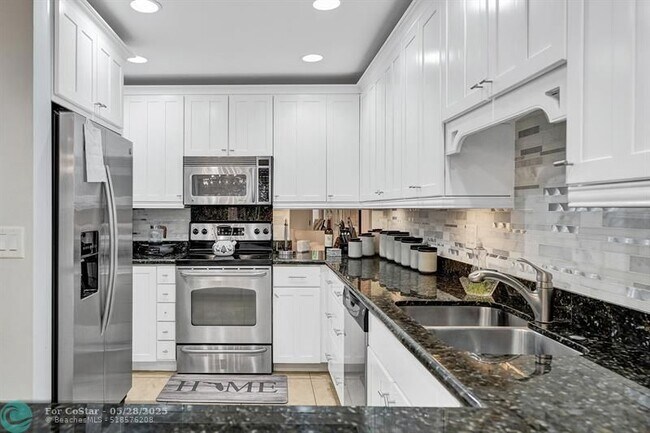 Building Photo - 702 St Albans Dr