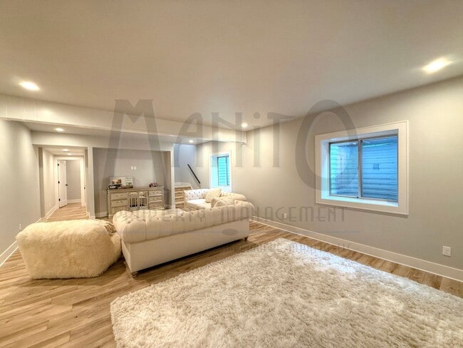 Building Photo - Spacious South Hill Home