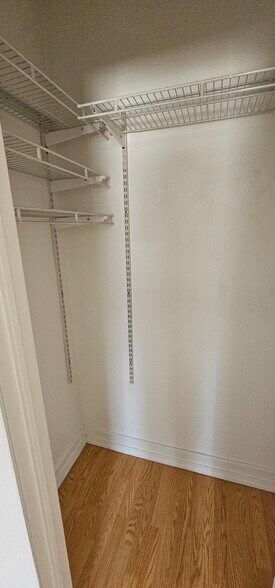 Building Photo - 429 W Wellington Ave