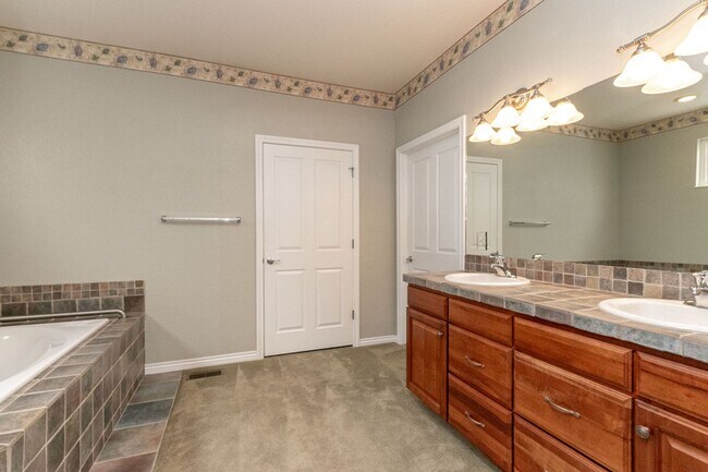 Building Photo - Beautiful ranch style patio home in Fox Meadows golf community.