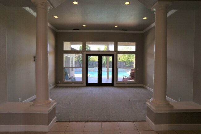 Building Photo - 320 Hartley Dr