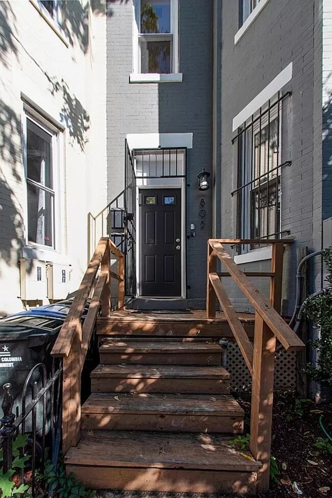 Building Photo - Charming 2br/1ba Near U St/Shaw with Parking!