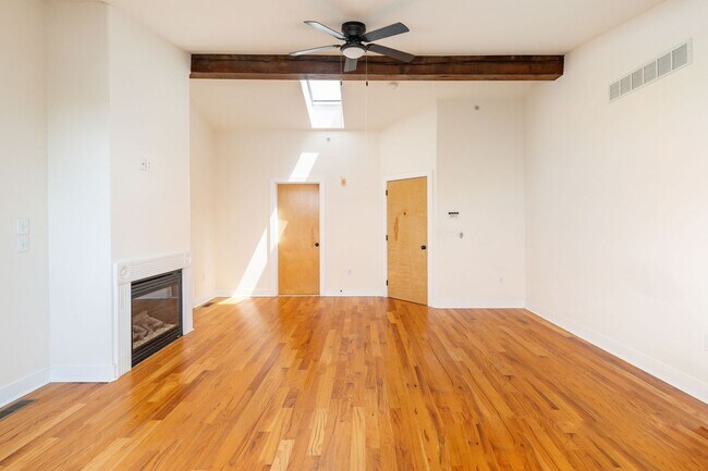 Building Photo - Beautiful 2 Bedroom