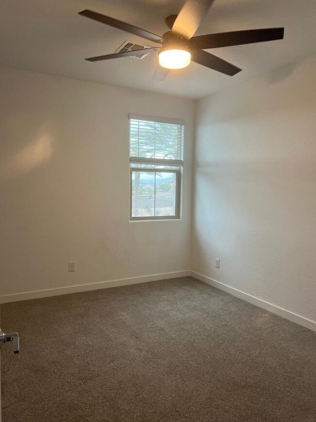 Building Photo - 9922 E Tahoe Ave