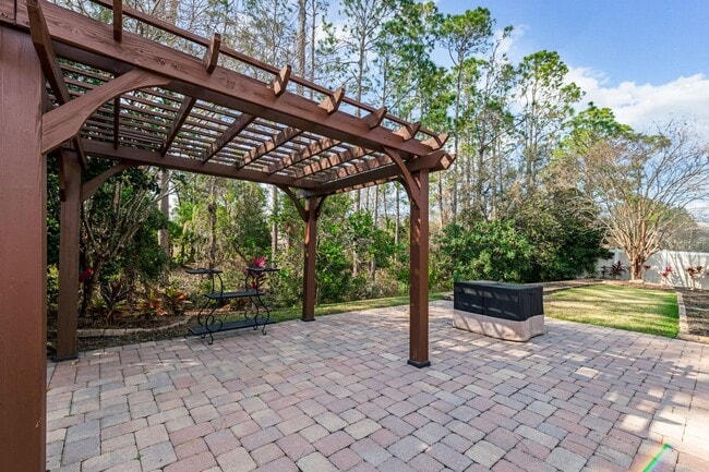 Building Photo - Beautifully maintained and move-in ready, ...