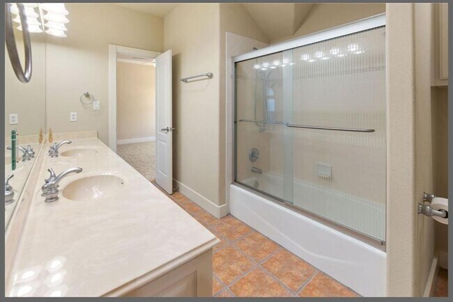 Building Photo - 1400 Camelback