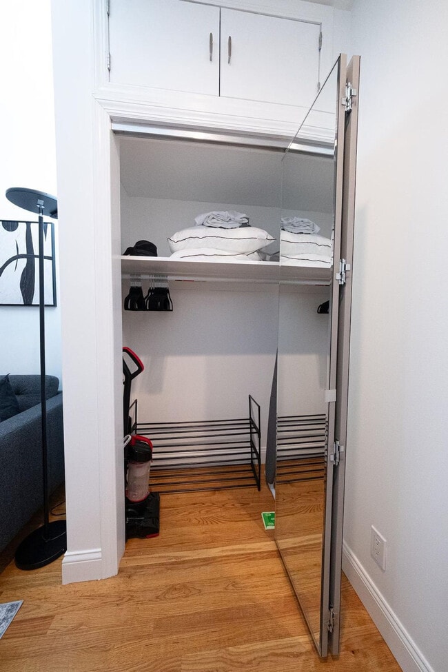 Building Photo - 302 E 104th St