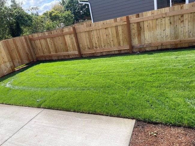 Building Photo - Three Bedroom Pet Friendly Townhouse!