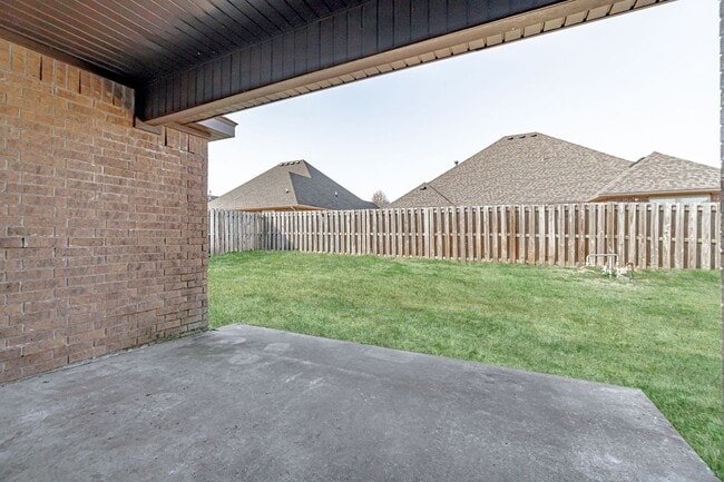 Building Photo - Centerton Family Home!