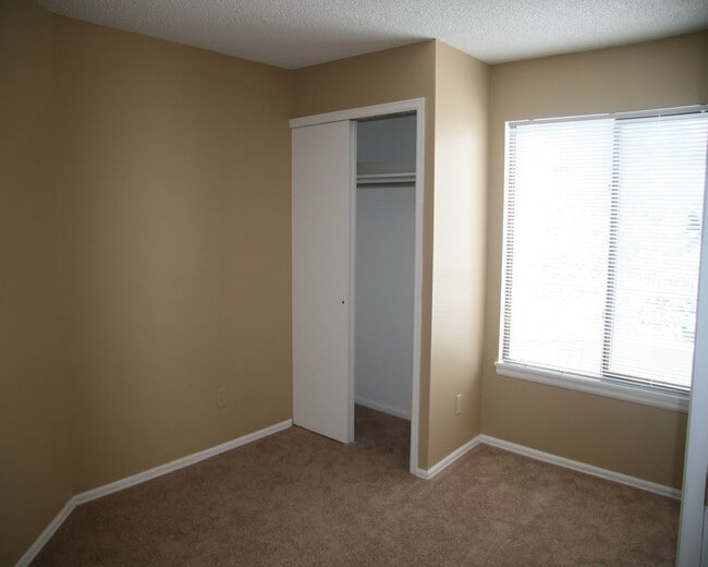 Building Photo - Charming 2 Bedroom Second Story Condo with easy access to everything!