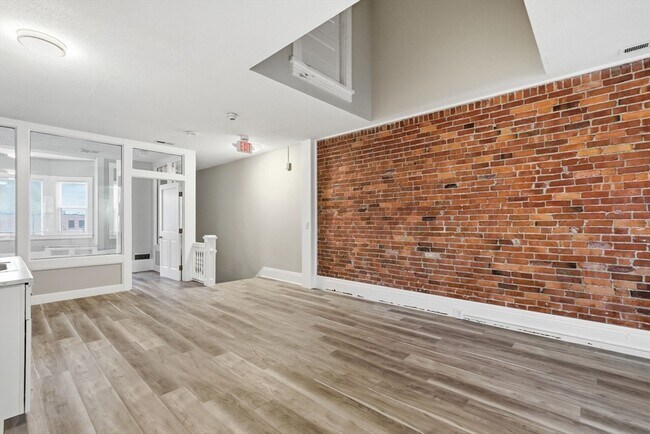 Building Photo - 7 Maple St