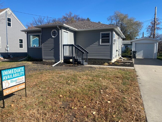 Building Photo - A must see!!! This spacious and newely upd...