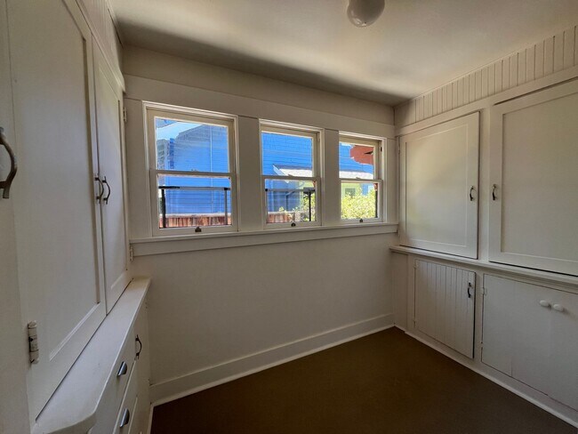 Building Photo - Charming 1910 Craftsman Home – 3BR/2BA + B...