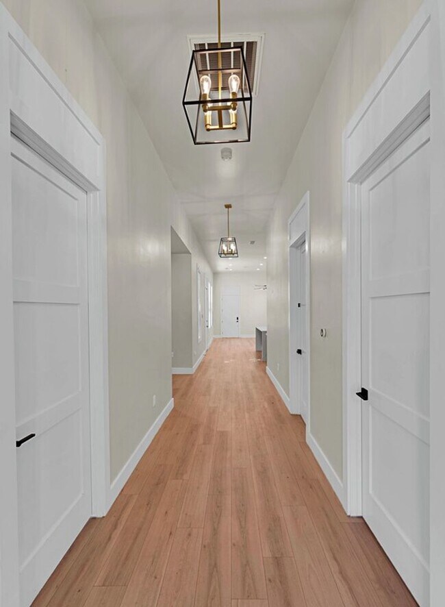 Building Photo - Beautiful 3 bedroom / 3 bath house available now!