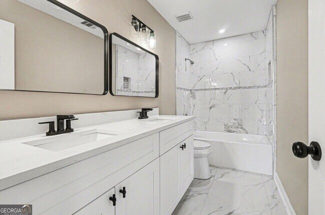 Building Photo - Fully Renovated Spacious 4BR Home nestled in beautiful community!