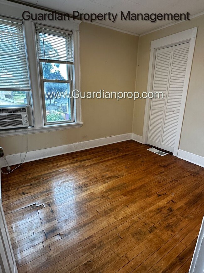 Building Photo - Northeast Minneapolis Single Family Home, Dishwasher, Hardwood Floors, W/D in Unit