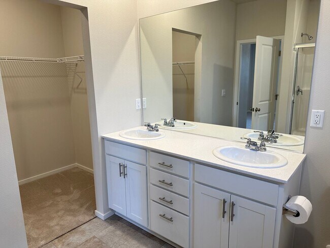Building Photo - Newer single level 3-bedroom 2 bath house in Springfield!
