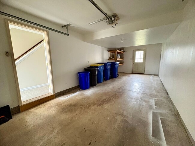 Building Photo - 3 Bedroom 2.5 Bathroom in York!