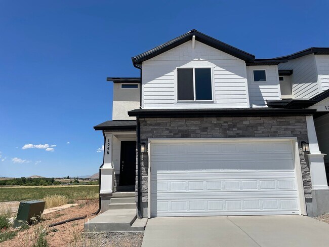Building Photo - 3-Bedroom Townhome in Santaquin!
