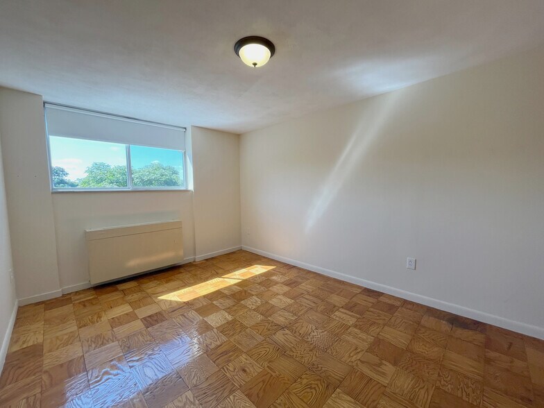 Building Photo - 75 Monmouth St