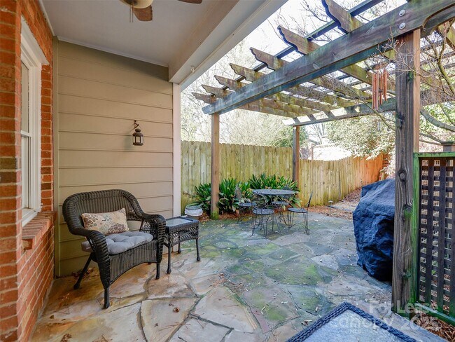 Building Photo - 527 Hawthorne Ln