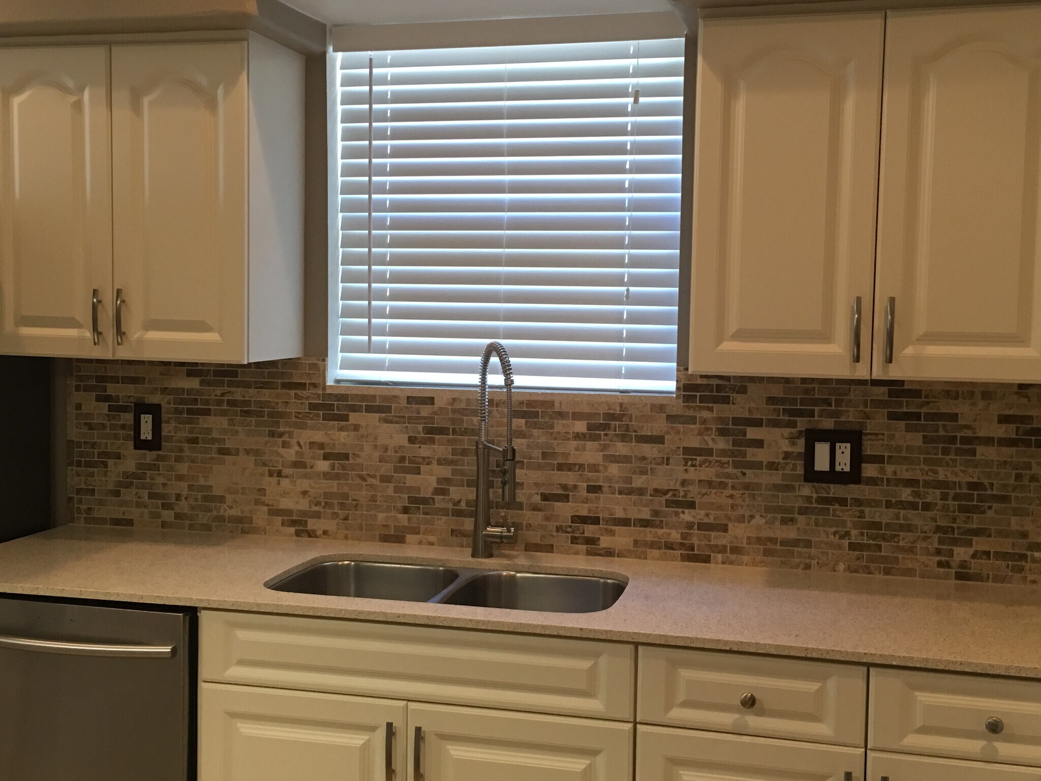 Built-in undermount stainless steel sinks and quartz countertops - 3103 W Napoleon Ave