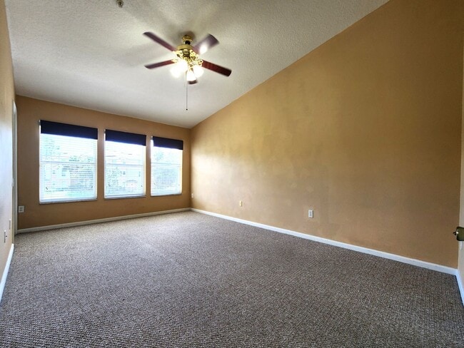 Building Photo - 2-story Spacious Townhome / Gated / Attach...