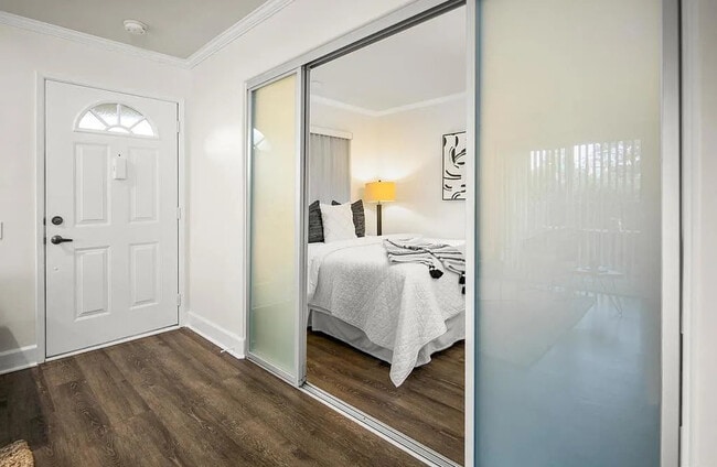 Building Photo - Charming 1-Bed La Jolla Retreat with Utilities Included, In-Unit Laundry & Carport