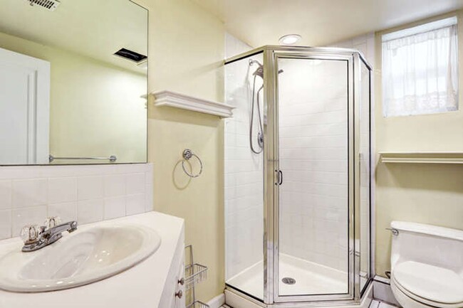 Building Photo - Beautiful 4 Bedroom 2 Bath Single Family H...