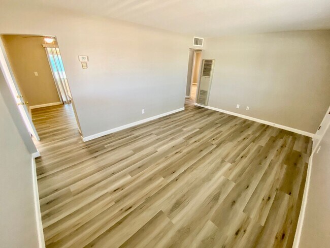 Building Photo - 11111 W Greer Ave