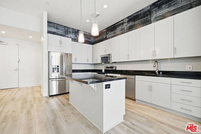 Building Photo - 3223 W 6th St