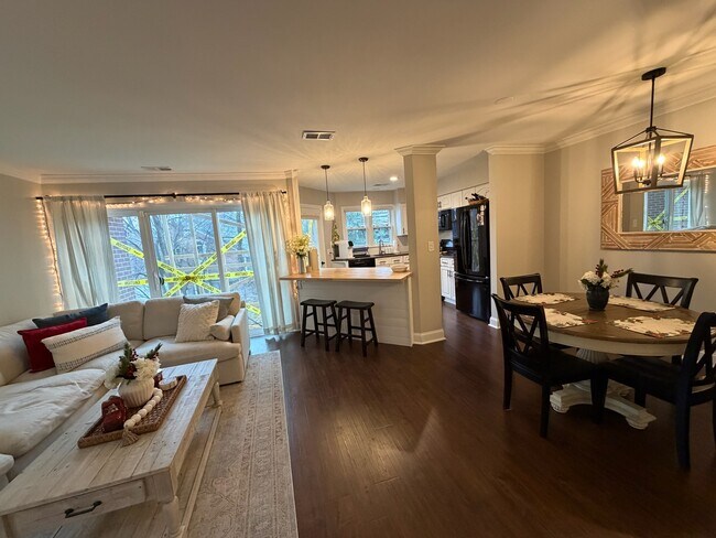 Building Photo - 7602 Lakeside Village Dr