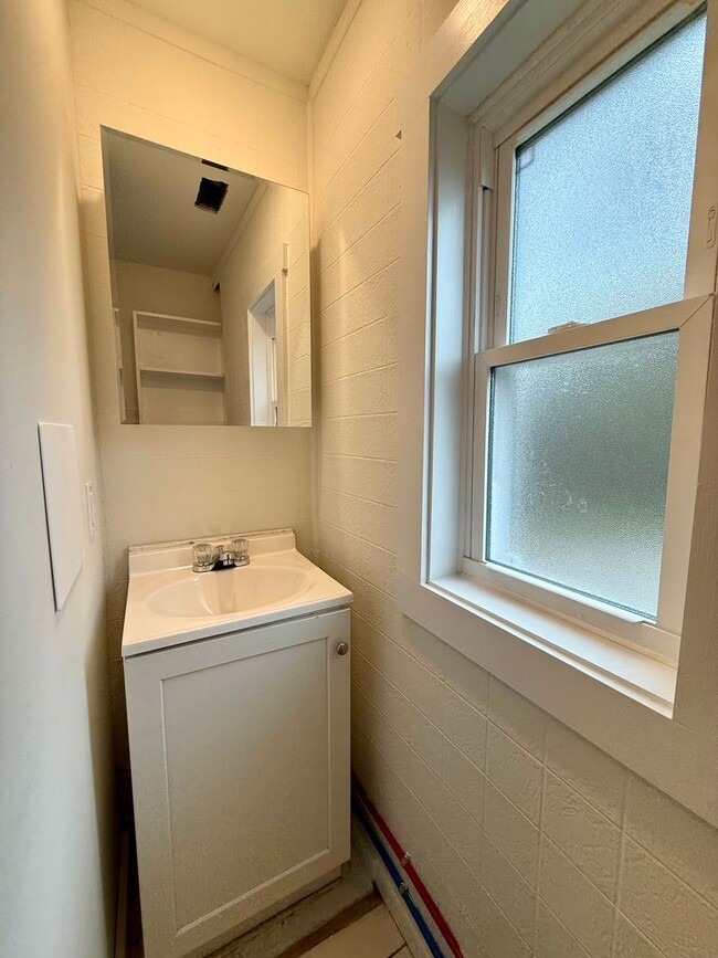 Building Photo - Newly Renovated 3 Bdrm Close to Campus! Avail Aug 2026 $2,250 or $1,500 for Now thru July 2026!