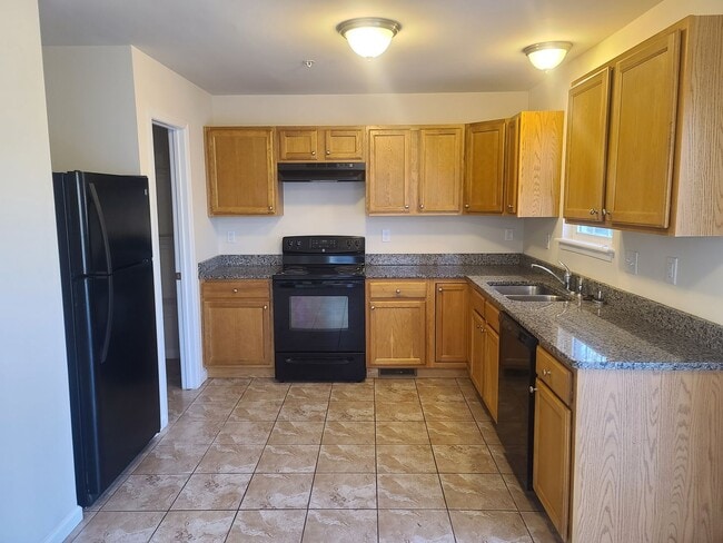 Building Photo - 3 Bedroom 2 1/2 bath ** End Unit** Townhome for Rent in Waynesboro