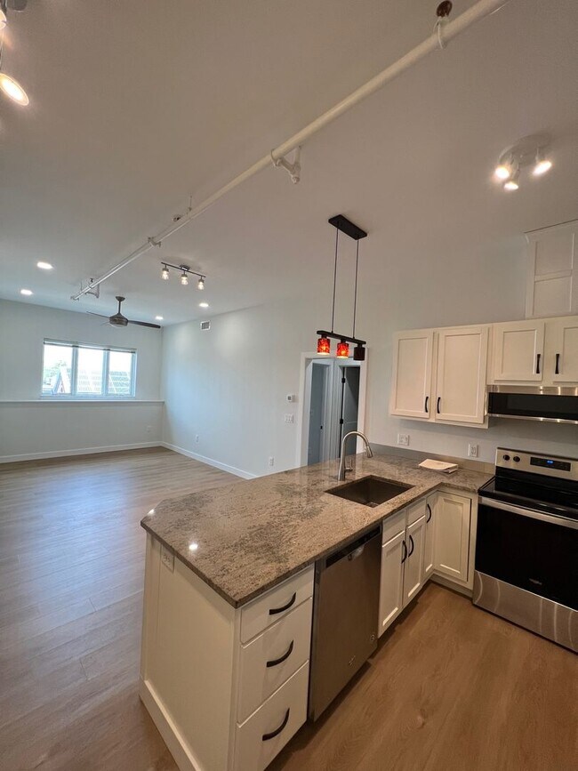 Primary Photo - Beautiful 2 Bedroom 2 Bath Apartment on Ma...
