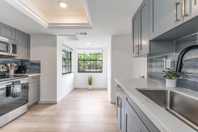 Building Photo - 809 SW 14th Ct