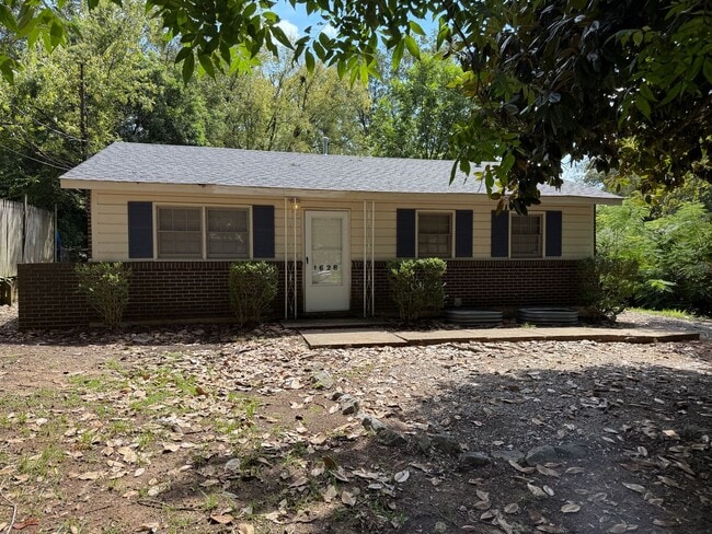 Primary Photo - SELF TOURING AVAILABLE - Nice House with F...
