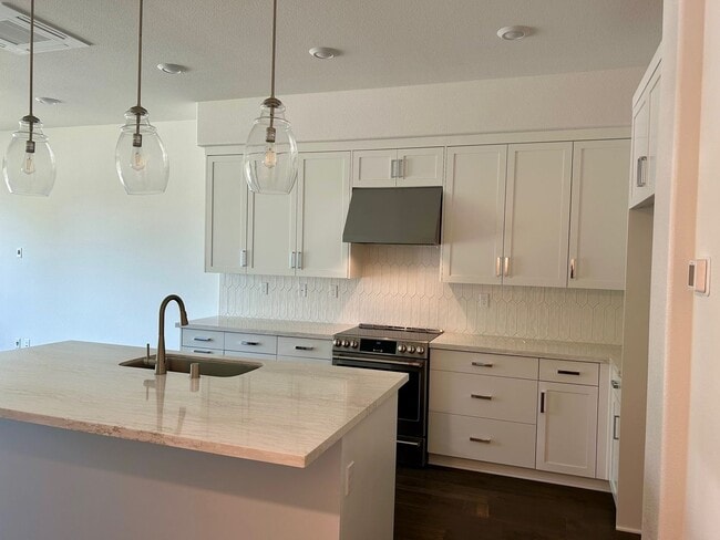 Building Photo - Brand new townhouse, 3 bed / 3 bath, 2 car...