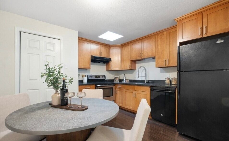 Building Photo - 4300 NE Sunset Blvd