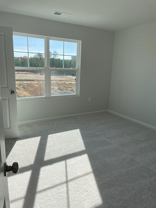 Building Photo - **OFFERING REFUNDABLE APPLICATION FEES** Stunning Newly Built 3BD, 2.5BA Raleigh Townhome in an H...