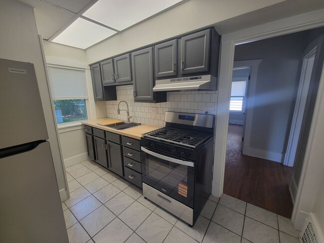Building Photo - 2 Bedroom, 1 Bath Home - Now Available for Rent!