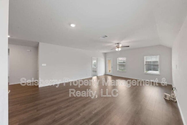 Building Photo - 503 Willow View Way