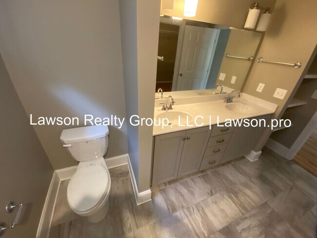 Building Photo - Craftsman Style One Level Living in Southw...