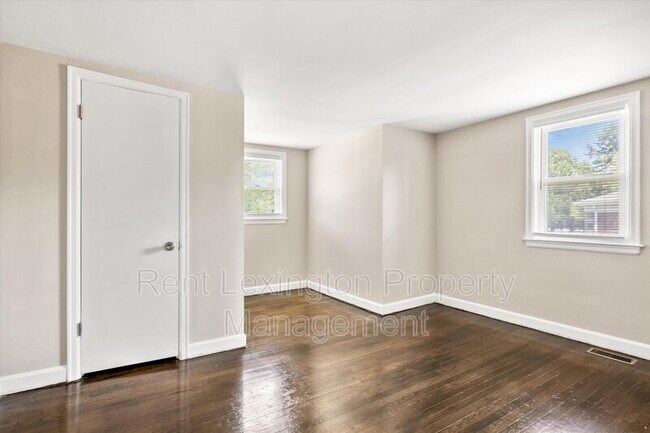 Building Photo - 1462 Meadowthorpe Ave