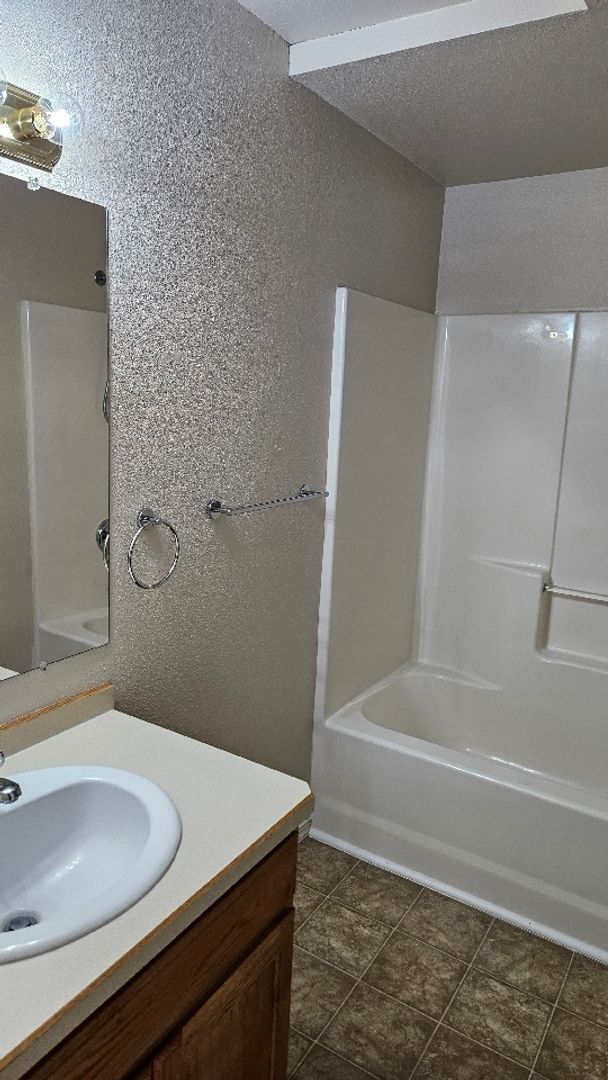 Building Photo - 1 Bedroom Unit with Detached Garage in Prineville