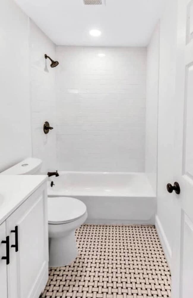 Building Photo - Charming 2 Bed / 1 Bath Duplex with Backyard
